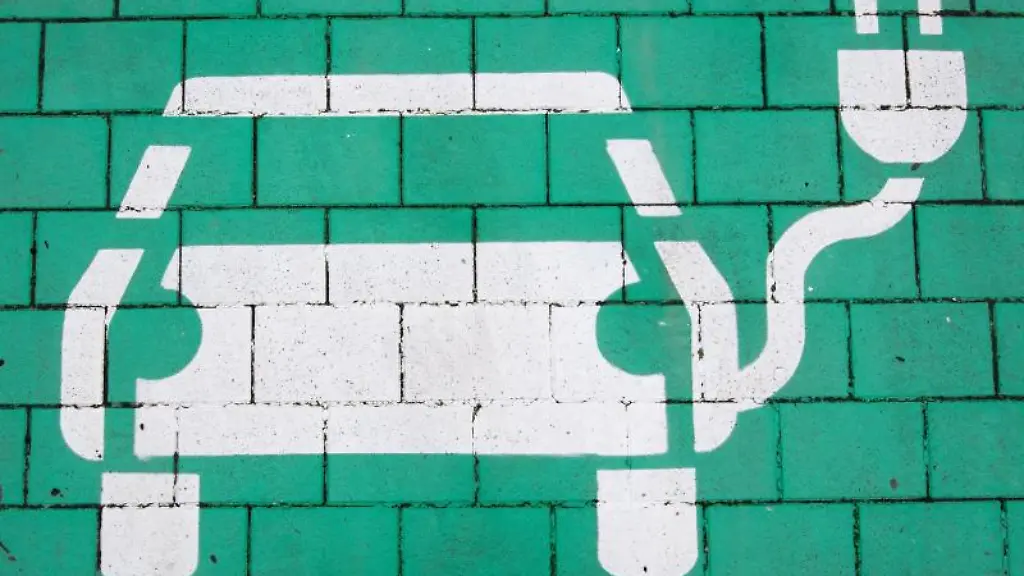 Ein-Elektroauto-auf-gruenem-Grund-markiert-einen-Parkplatz-fuer-Elektrofahrzeuge