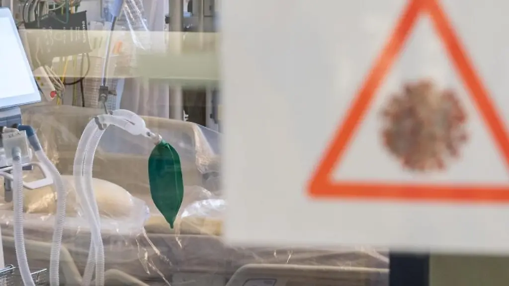 Ein-Intensivbett-mit-Beatmungseinheit-steht-auf-einer-Corona-Station