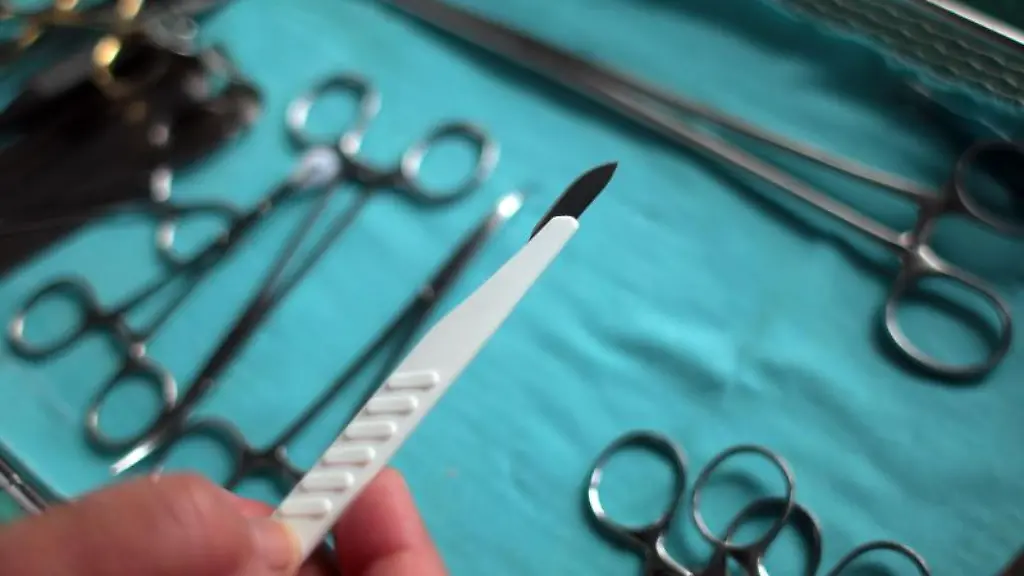 Ein-Chirurg-haelt-im-OP-ein-Skalpell-in-der-Hand