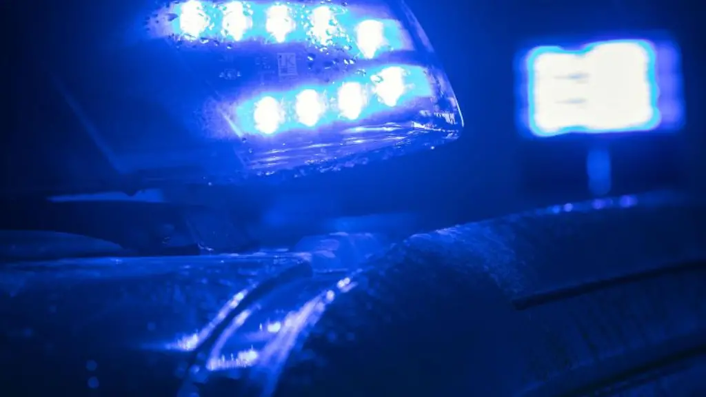 Blaulicht-auf-einem-Polizeifahrzeug