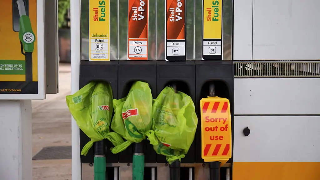 2021-09-27T105146Z-1387142797-RC2AYP9XZZR5-RTRMADP-3-POWER-PRICES-BRITAIN