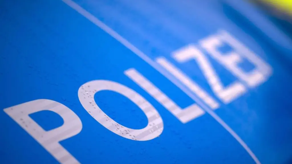 Der-Schriftzug-Polizei-steht-auf-einem-Streifenwagen