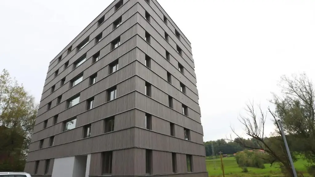 Ein-Holz-Hochhaus-mit-sieben-Stockwerken-steht-im-Stadtteil-Thingers