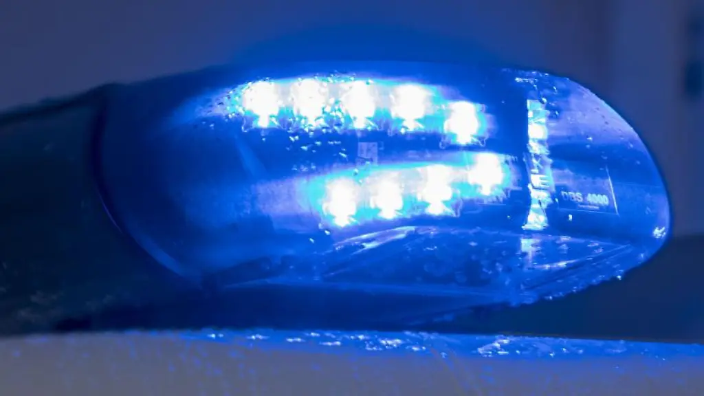 Ein-Blaulicht-leuchtet-auf-dem-Dach-eines-Polizeiwagens