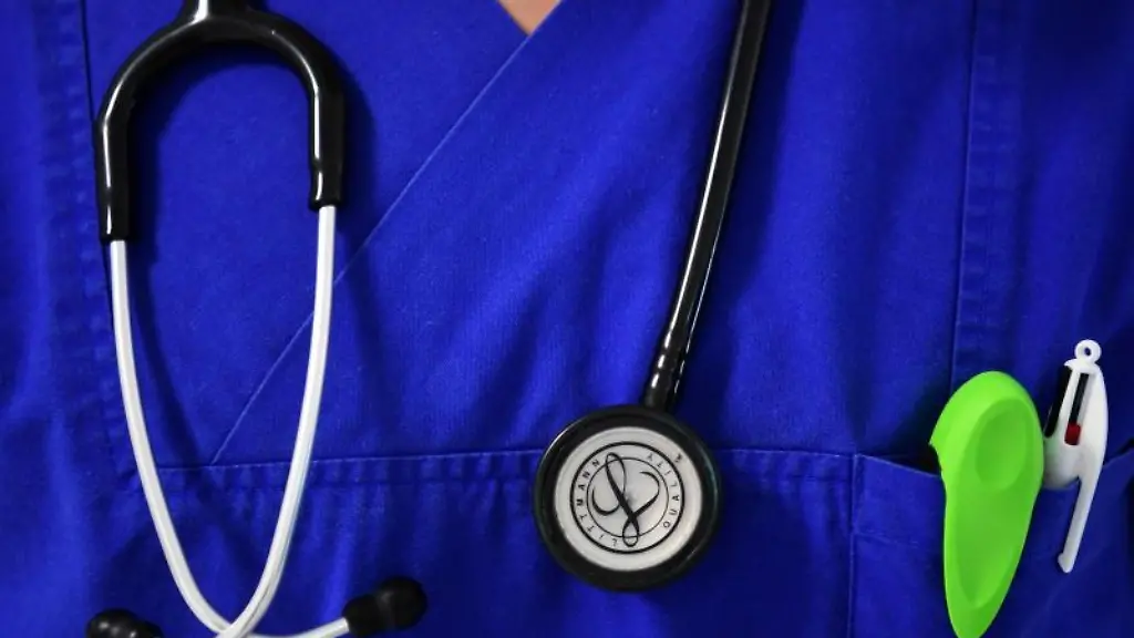 Ein-Stethoskop-haengt-um-den-Hals-eines-Arztes