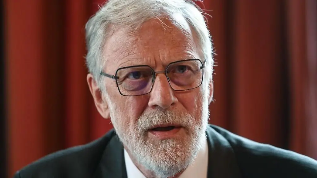 Rainer-Robra-CDU-schaut-in-die-Runde