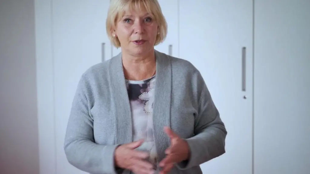 Ulrike-Liedtke-Praesidentin-des-Landtages-schaut-in-die-Kamera