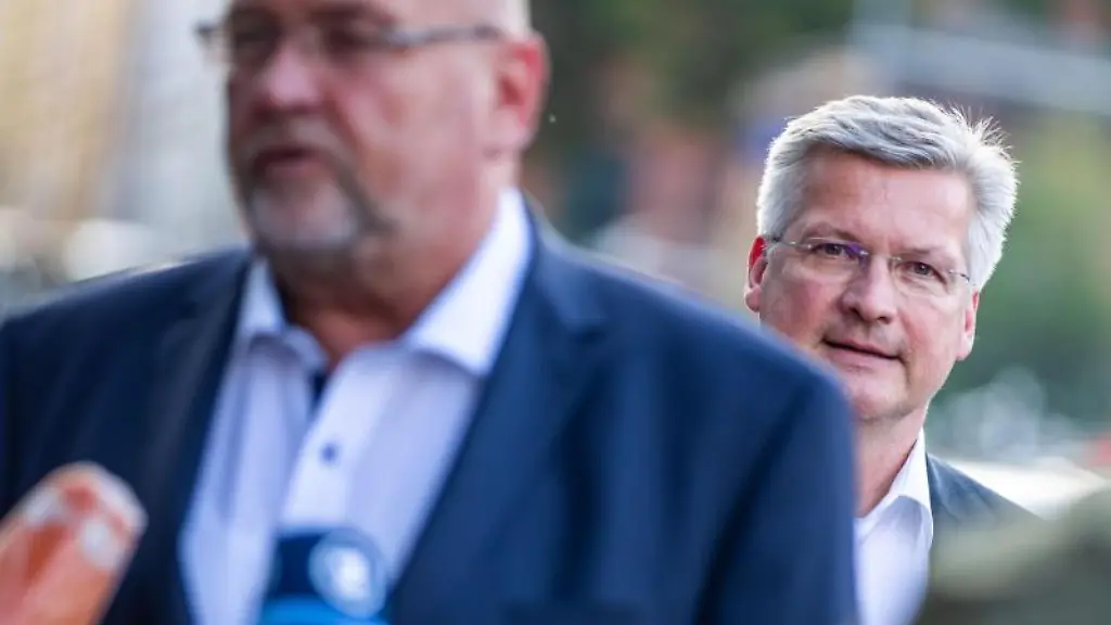 Wolfgang-Waldmueller-r-der-Fraktionschef-der-CDU-im-Landtag-von-Mecklenburg-Vorpommern-geht-hinter-Harry-Glawe-CDU-dem-Wirtschaftsminister-von-Mecklenburg-Vorpommern