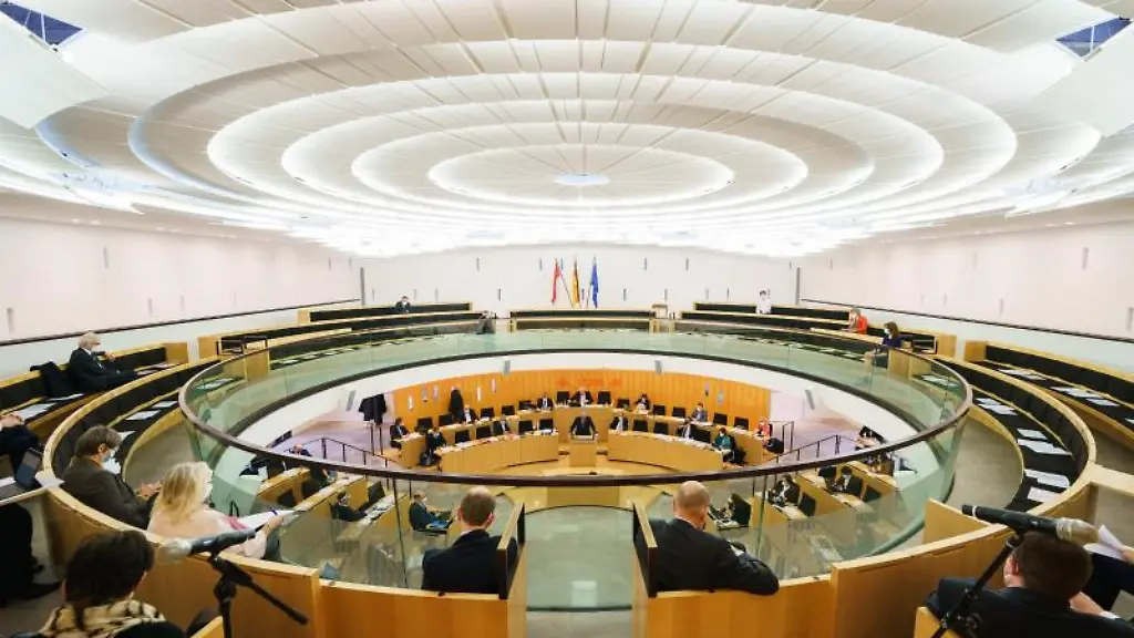 Hessens-Abgeordnete-nehmen-an-einer-Landtagssitzung-teil