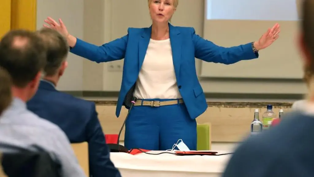 Manuela-Schwesig-SPD-Ministerpraesidentin-von-Mecklenburg-Vorpommern-spricht-am-Abend-zu-Beginn-einer-Beratung-des-SPD-Landesvorstandes-ueber-das-weitere-Vorgehen-nach-der-Landtagswahl