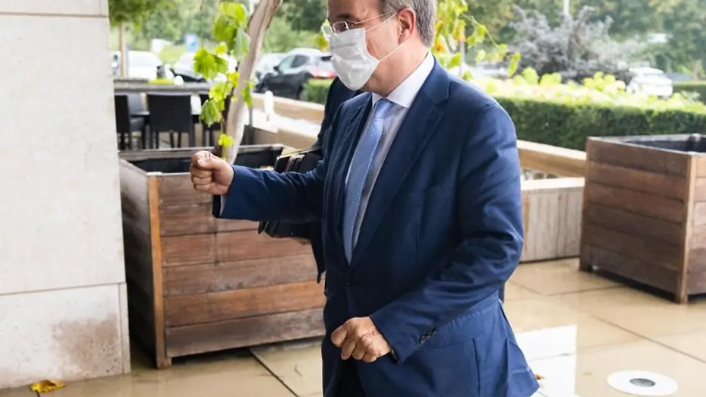 Armin-Laschet-Kanzlerkandidat-der-CDU-und-Ministerpraesident-von-Nordrhein-Westfalen-kommt-zur-Sitzung-des-Vorstandes-der-CDU-in-Nordrhein-Westfalen-um-die-Ergebnisse-der-Bundestagswahl-zu-eroertern