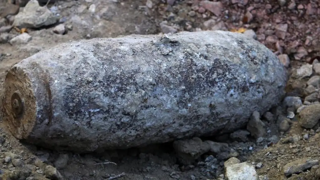 Eine-entschaerfte-Weltkriegsbombe-liegt-in-einer-Baustelle