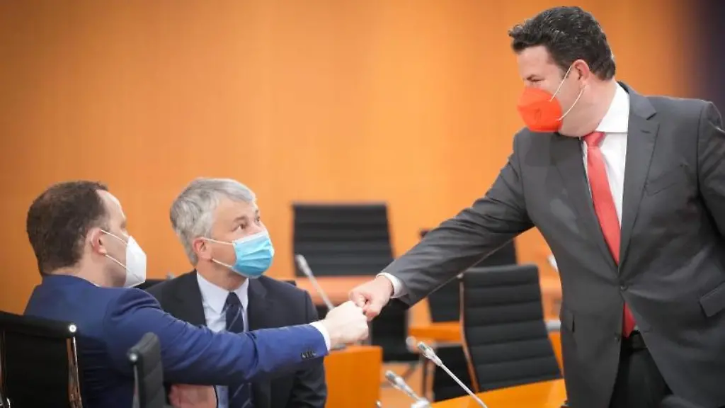 Hubertus-Heil-r-SPD-Bundesminister-fuer-Arbeit-und-Soziales-begruesst-Jens-Spahn-l-CDU-Bundesminister-fuer-Gesundheit-vor-Steffen-Bilger-Parlamentarischer-Staatssekretaer-beim-Bundesminister-fuer-Verkehr-und-digitale-Infrastruktur