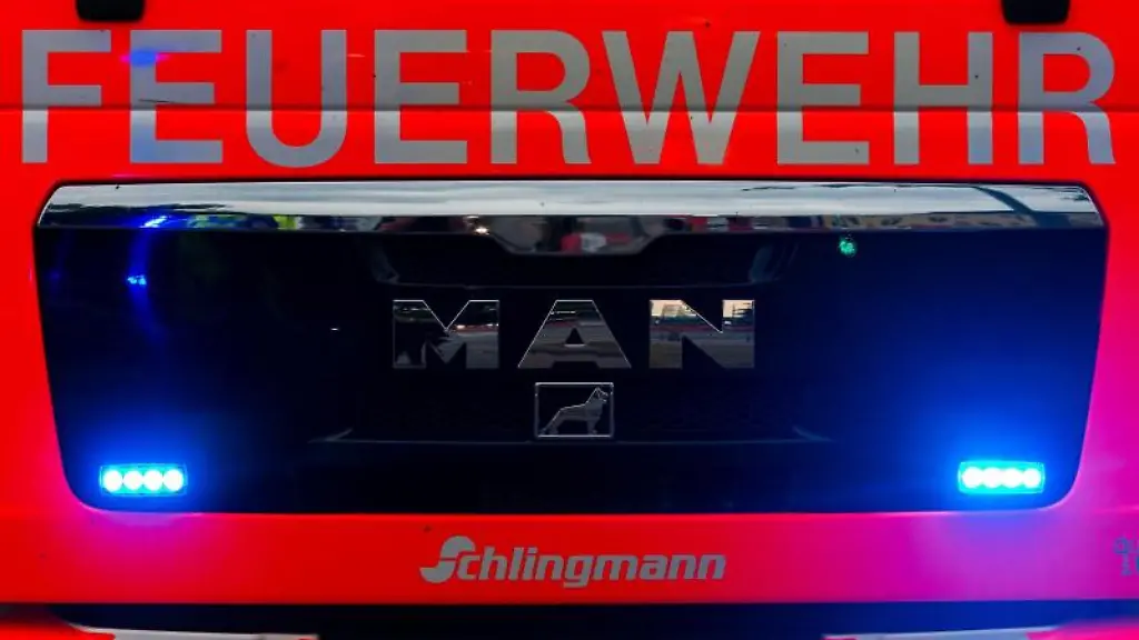 Ein-Frontalblick-auf-einen-Einsatzwagen-der-Feuerwehr