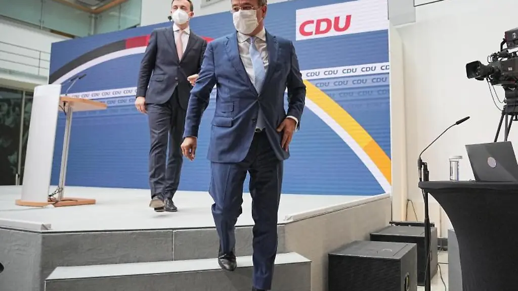 Kanzlerkandidat-Armin-Laschet-M-und-Generalsekretaer-Paul-Ziemiak-verlassen-eine-Pressekonferenz