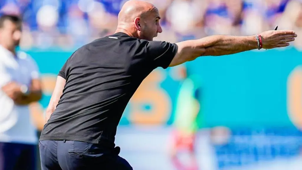 Andre-Schubert-gestikuliert-an-der-Seitenlinie