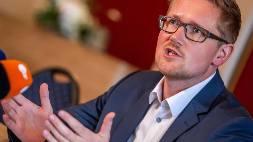 Mecklenburg-Vorpommerns-FDP-Generalsekretaer-David-Wulff-spricht-in-Schwerin