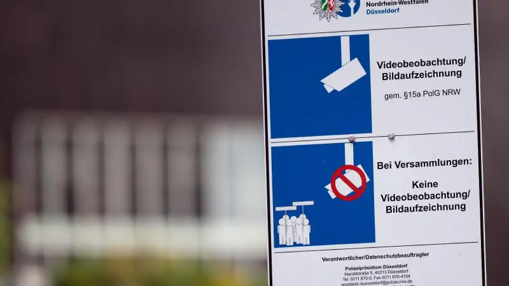 Ein-Schild-weist-auf-die-Video-Ueberwachung-hin