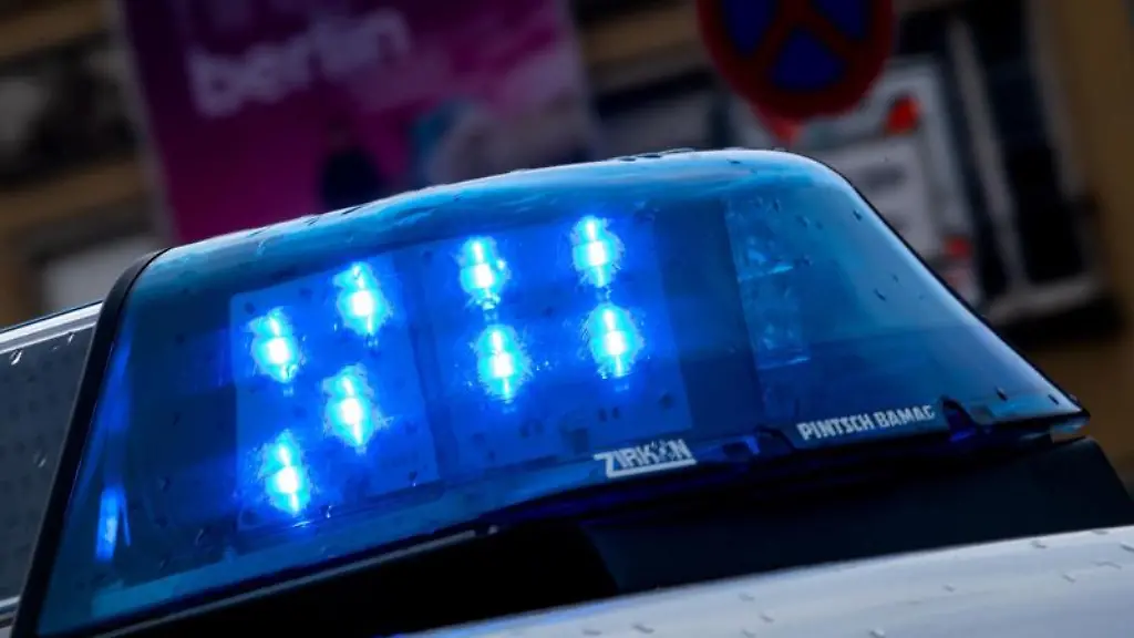 Ein-Polizeiauto-ist-mit-Blaulicht-im-Einsatz