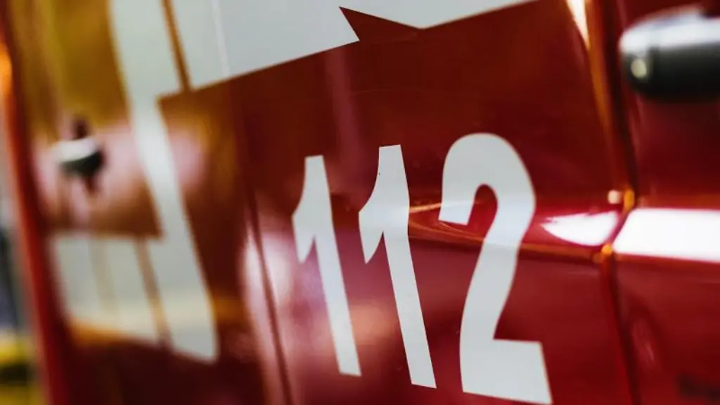 Ein-Feuerwehrfahrzeug-steht-auf-dem-Hof-eines-Feuerwehrgeraetehauses