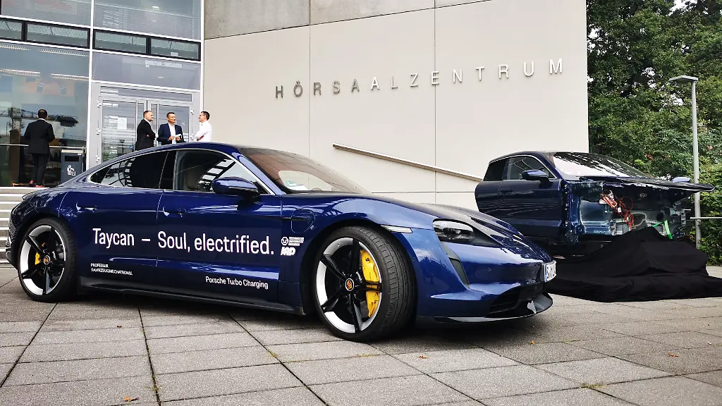 Gecshenk-an-die-TU-Dresden-Porsche-taycan-Turbo-S-und-ein-voll-funktionsfaehiges-Cockpit-des-Taycan-als-Innenleben-des-Fahrsimulators-BILD-Peter-Weissenberg