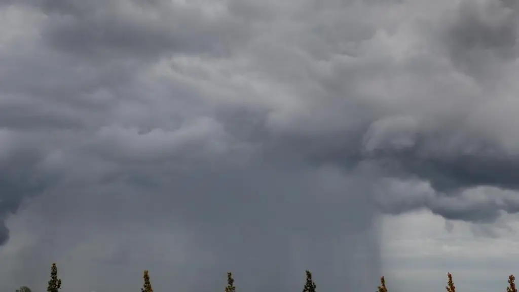 Ein-Regenschauer-zieht-ueber-ein-Feld-hinweg