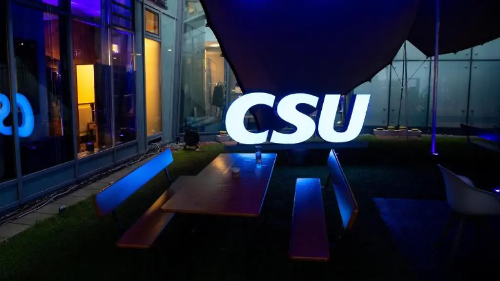 Das-Logo-der-CSU-leuchtet-bei-einer-Wahlparty-im-Innenhof-der-Parteizentrale