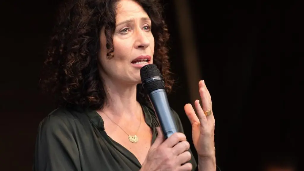 Bettina-Jarasch-Buendnis-90-Die-Gruenen-spricht