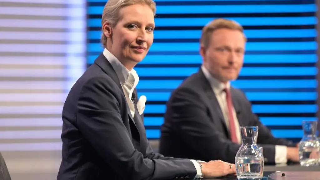 AfD-Spitzenkandidatin-Alice-Weidel-sitzt-in-einem-Wahlstudio-des-ZDF-bei-der-Berliner-Runde-zur-Bundestagswahl