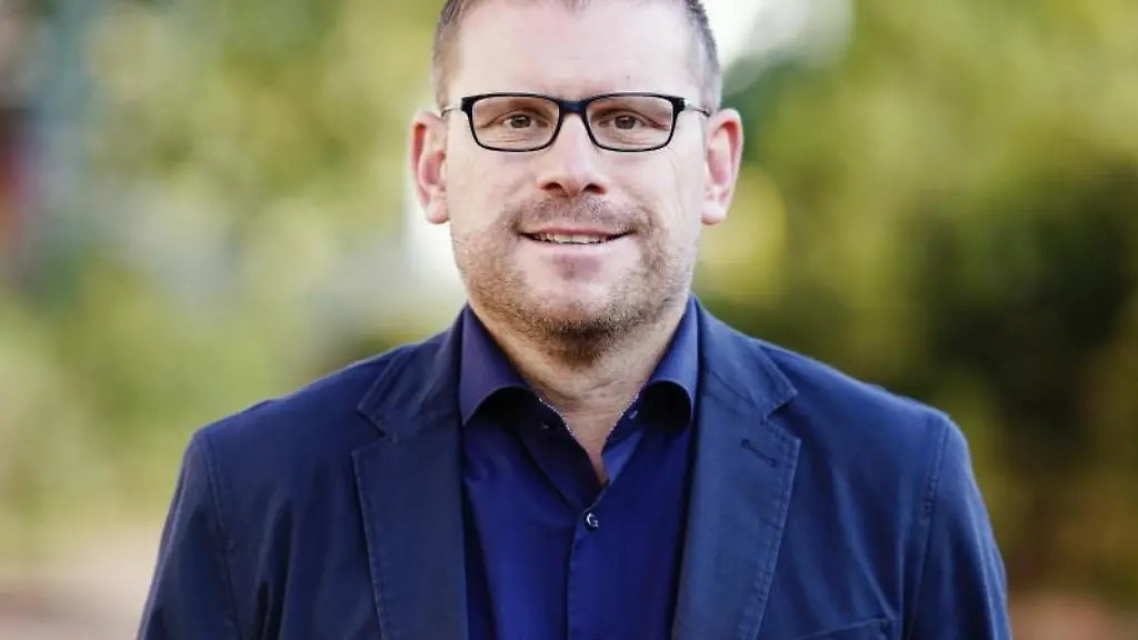 Christian-Schreider-Bundestagskandidat-der-SPD-fuer-den-Wahlkreis-Ludwigshafen-Frankenthal-laechelt