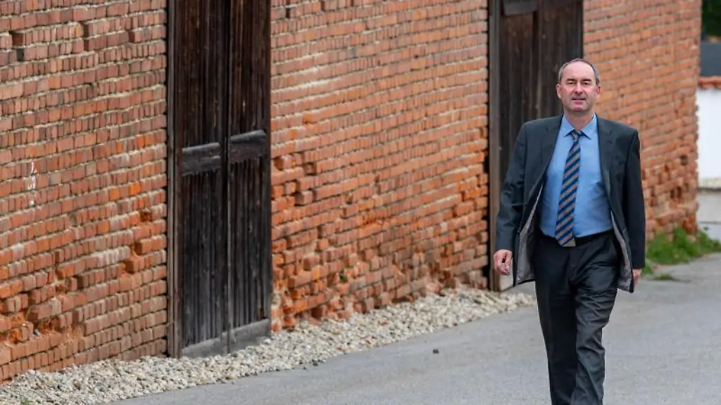 Hubert-Aiwanger-Bundesvorsitzender-der-Freien-Waehler-geht-zum-Wahllokal