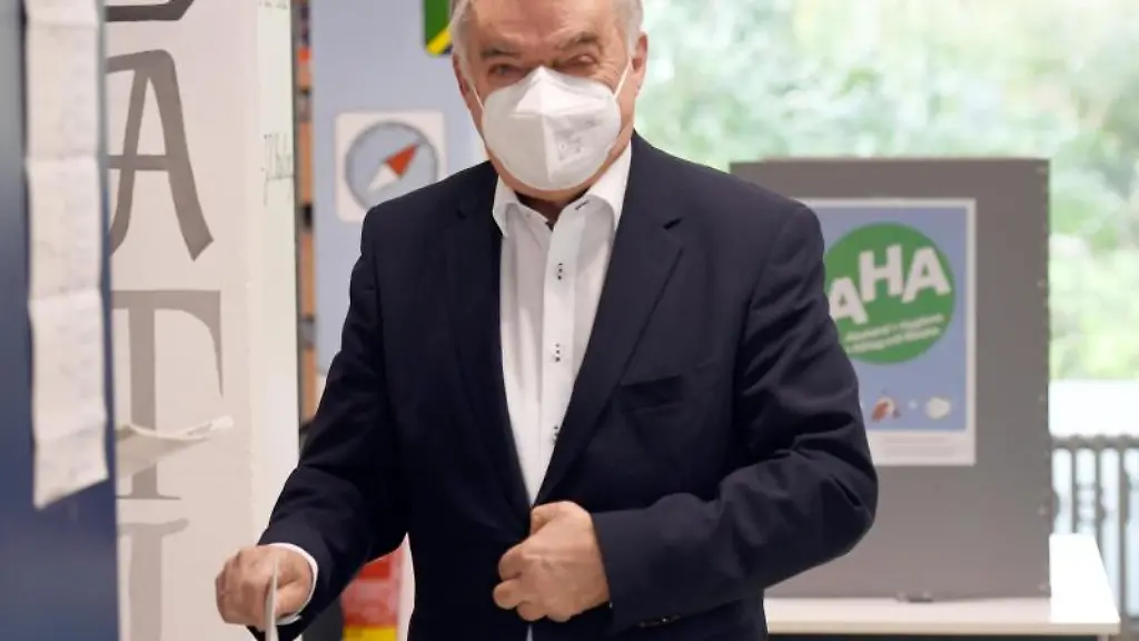 Herbert-Reul-CDU-Innenminister-von-NRW-gibt-seine-Stimme-fuer-die-Bundestagswahl-ab