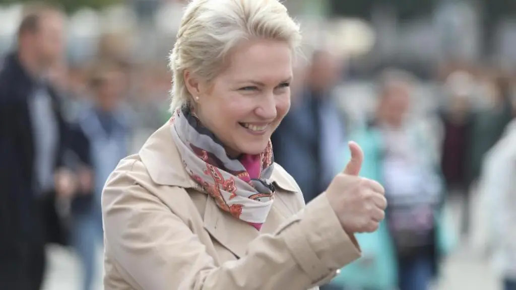 Manuela-Schwesig-SPD-Spitzenkandidatin-zur-Landtagswahl-hebt-den-Daumen