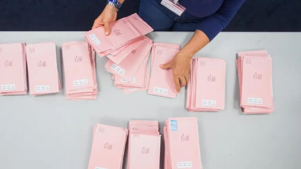 Eine-Wahlhelferin-sortiert-Wahlbriefe