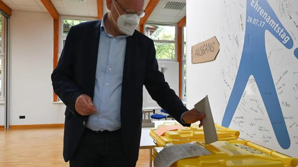 Stephan-Weil-SPD-Ministerpraesident-von-Niedersachsen-gibt-seine-Stimme-zur-Bundestagswahl-ab
