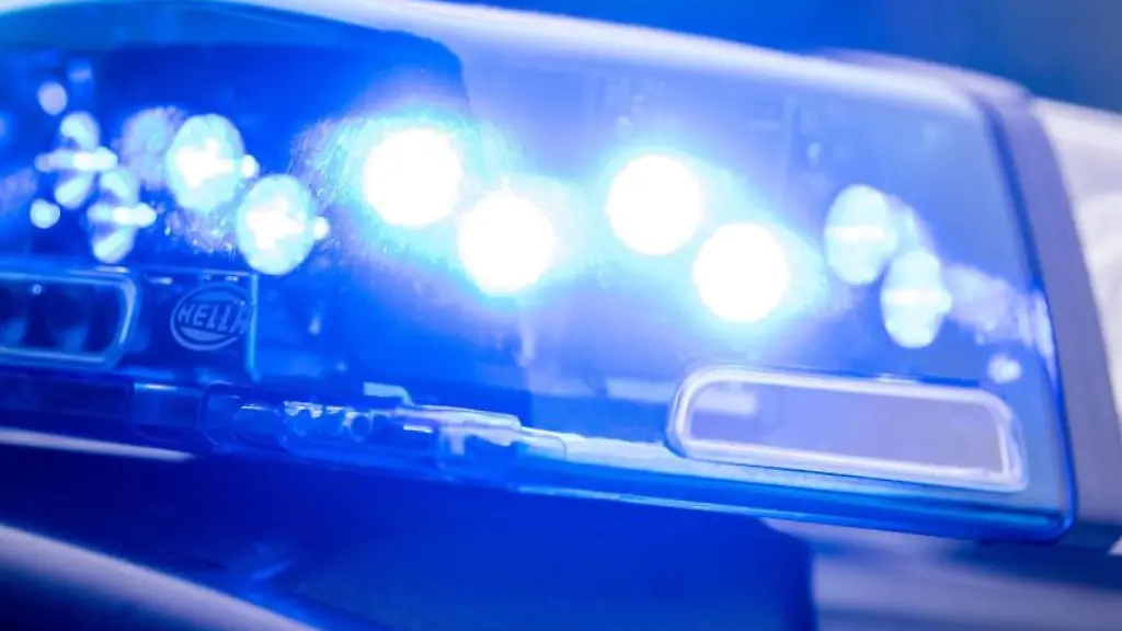 Ein-Blaulicht-leuchtet-auf-dem-Dach-einer-Polizeistreife