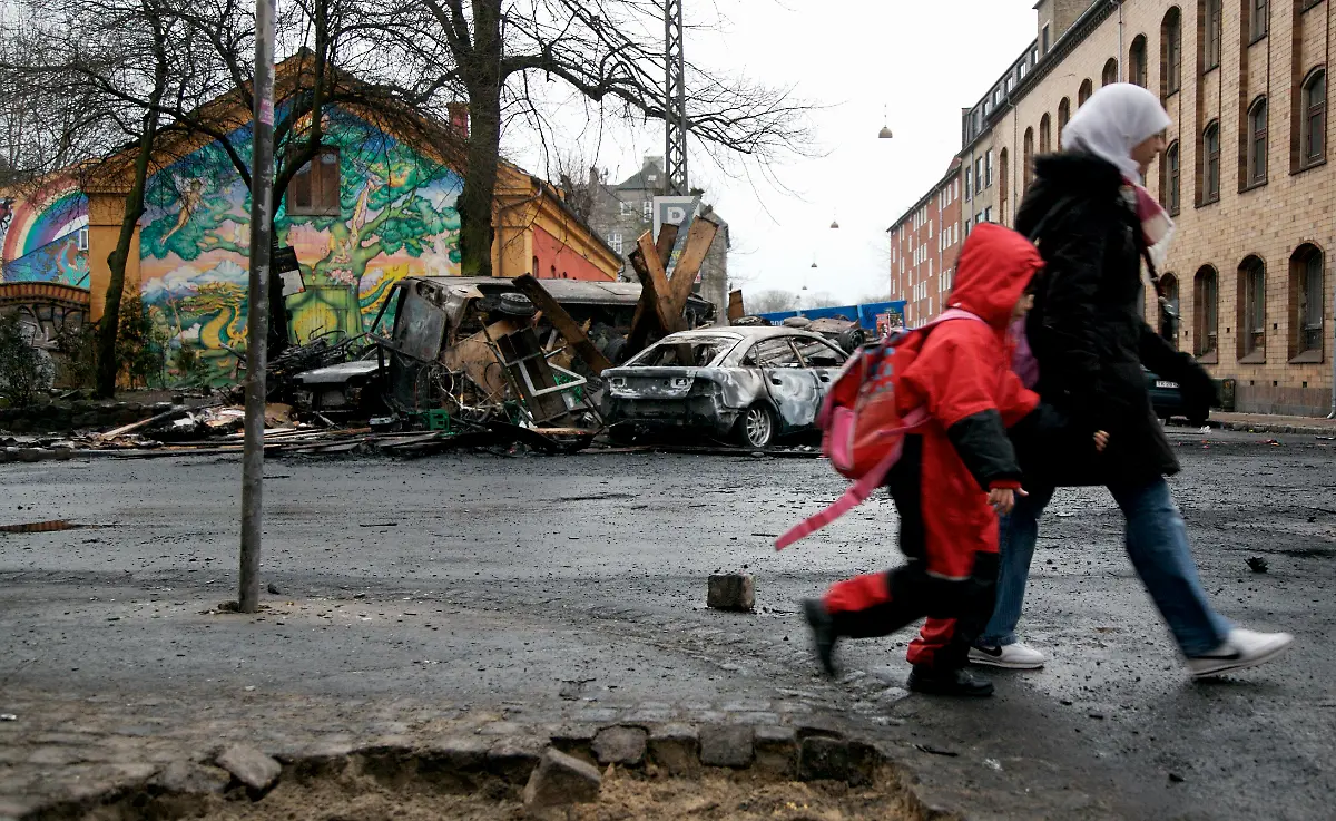 2007-03-02T000000Z-1642692411-GM1DUSOEYWAA-RTRMADP-3-DENMARK-CLASHES