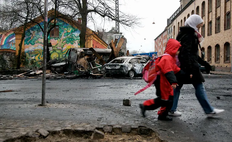 2007-03-02T000000Z-1642692411-GM1DUSOEYWAA-RTRMADP-3-DENMARK-CLASHES