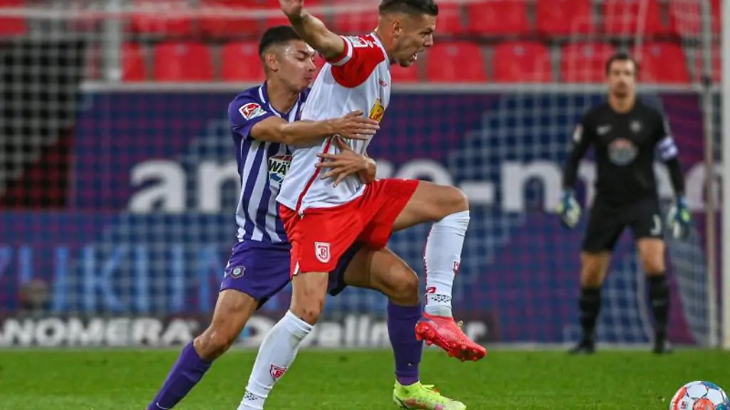 John-Patrick-Strauss-von-Aue-l-und-Erik-Wekesser-von-Regensburg-kaempfen-um-den-Ball