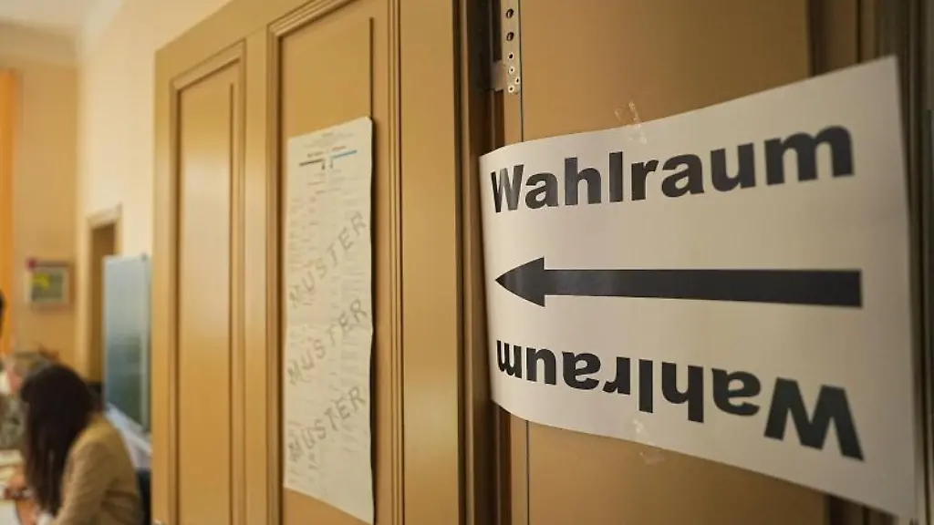 Ein-Zettel-an-der-Tuer-weist-auf-einen-Wahlraum-zur-Bundestagswahl-2021-hin