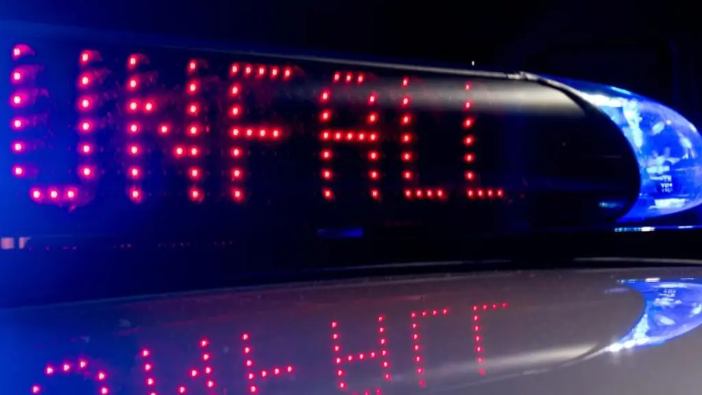 Blaulicht-und-der-Hinweis-Unfall-leuchten-auf-dem-Dach-eines-Polizeiwagens