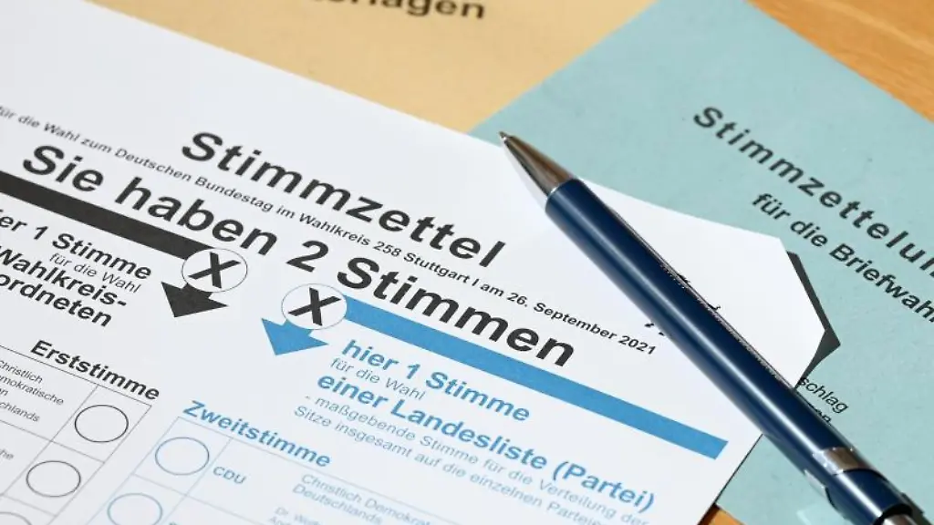Ein-Stimmzettel-mit-einer-abgeschnittenen-Ecke-fuer-die-Briefwahl-zur-Bundestagswahl-liegt-auf-einem-Tisch