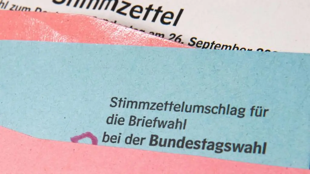 Ein-Muster-eines-Stimmzettelumschlags-fuer-die-Briefwahl-bei-der-Bundestagswahl-2021-liegt-auf-einem-Tisch