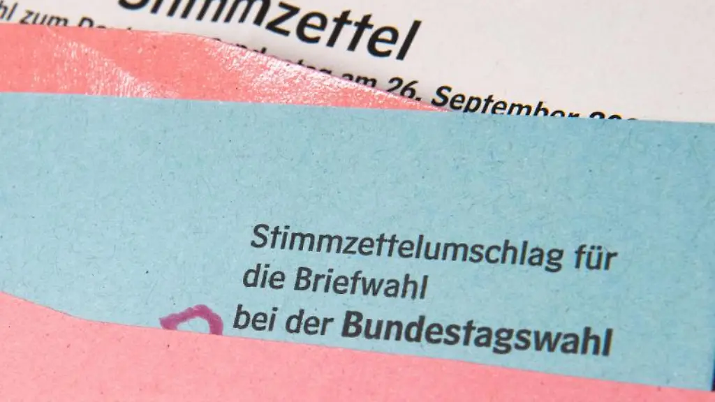 Ein-Muster-von-einem-Stimmzettelumschlag-fuer-die-Briefwahl-bei-der-Bundestagswahl-2021-liegt-auf-einem-Tisch