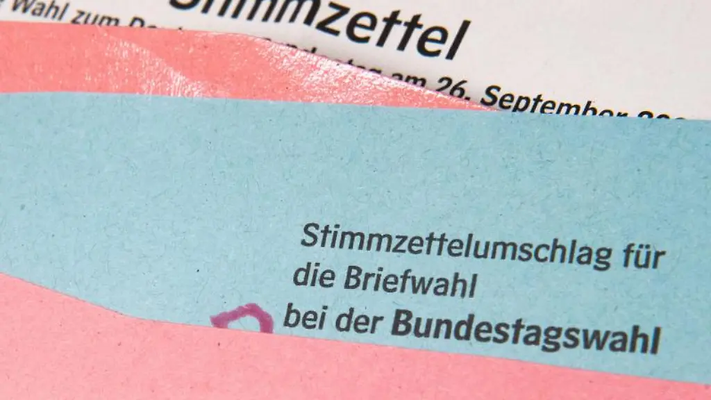 Ein-Muster-von-einem-Stimmzettelumschlag-fuer-die-Briefwahl-bei-der-Bundestagswahl-2021-liegt-auf-einem-Tisch