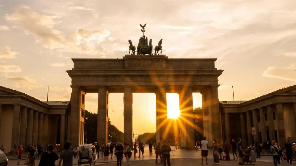 Die-Sonne-geht-hinter-dem-Brandenburger-Tor-unter