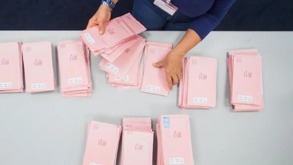 Eine-Wahlhelferin-sortiert-die-roten-Wahlbriefe-mit-den-abgegebenen-Stimmen-fuer-die-Bundestagswahl-2017