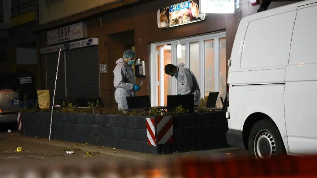 Ermittler-arbeiten-vor-der-Gaststaette-in-Mannheim-in-der-mehrere-Menschen-durch-Schuesse-verletzt-worden-sind