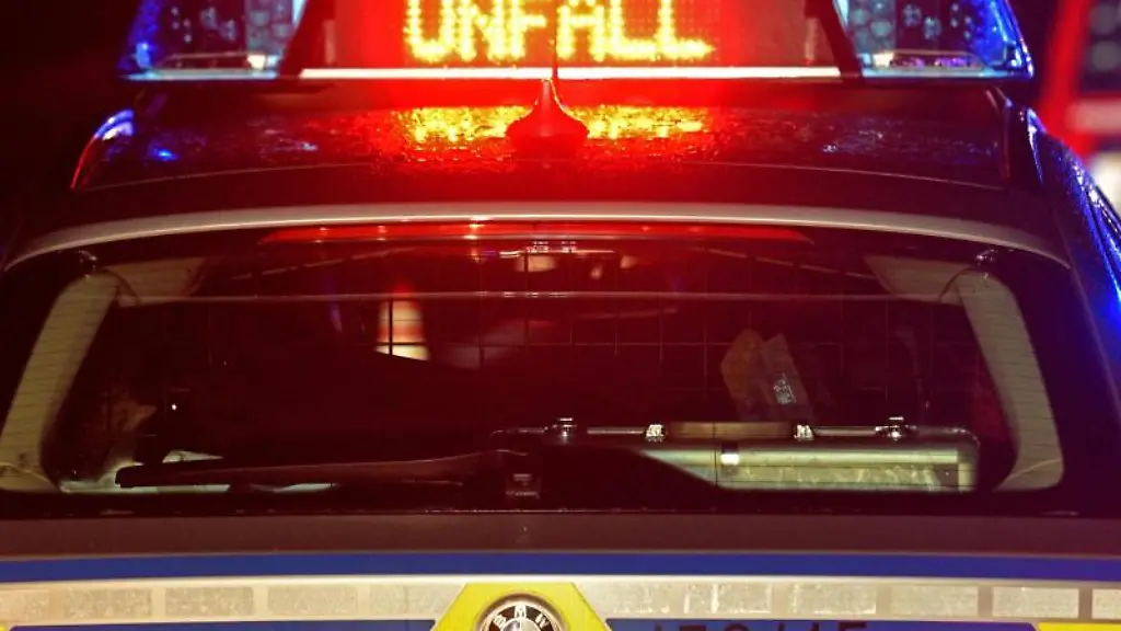 Ein-Streifenwagen-der-Polizei-steht-an-einer-Unfallstelle