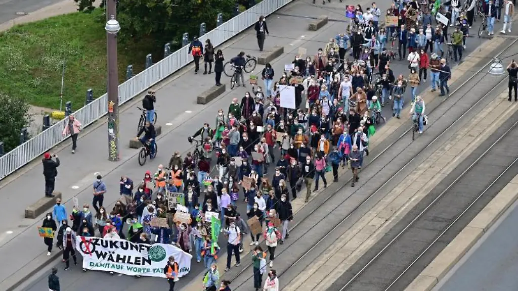 Menschen-laufen-bei-einer-Demonstration-der-Bewegung-Fridays-for-Future-durch-die-Innenstadt